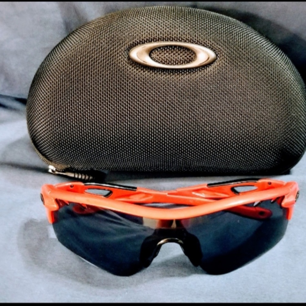 Sport sun glasses with case.